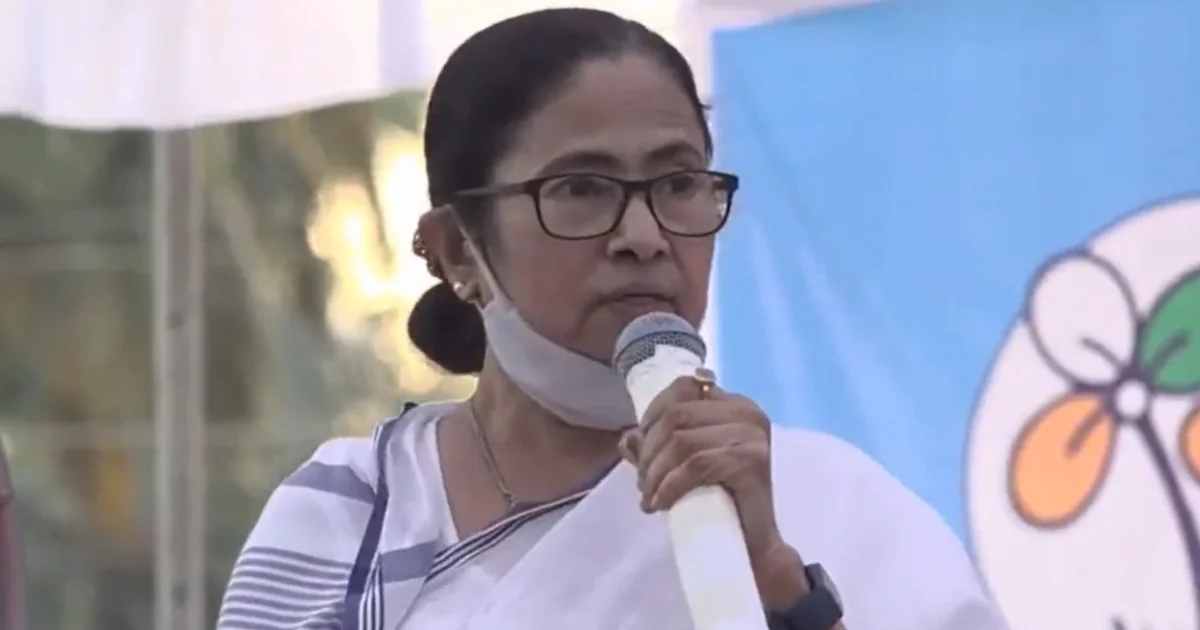 ममता बनर्जी ने किया डॉक्टरों के धरने का दौरा, समाधान के लिए आखिरी प्रयास- Mamata Banerjee at protest site