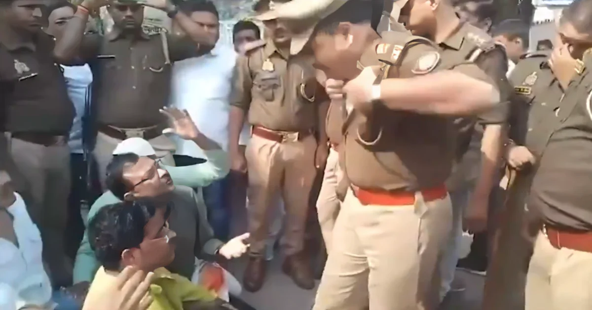 सुलतानपुर में कोतवाल ने फाड़ी वर्दी","सुलतानपुर पुलिस","सुलतानपुर समाचार","कांग्रेसियों का प्रदर्शन","In Sultanpur","the police officer tore his uniform","Sultanpur police","Sultanpur news","Congress protest"